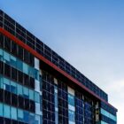 Edificio con pannelli fotovoltaici integrati in facciata e copertura, esempio di energia distribuita nel contesto urbano.